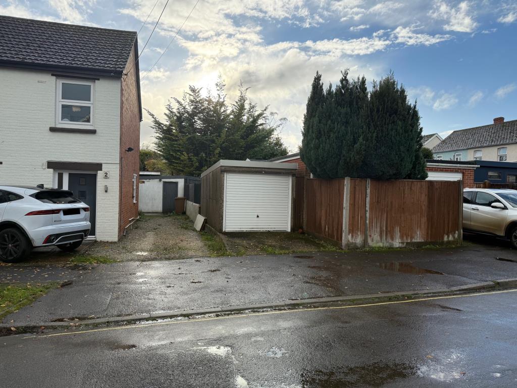 Lot: 22 - LOCK-UP GARAGE - Garage